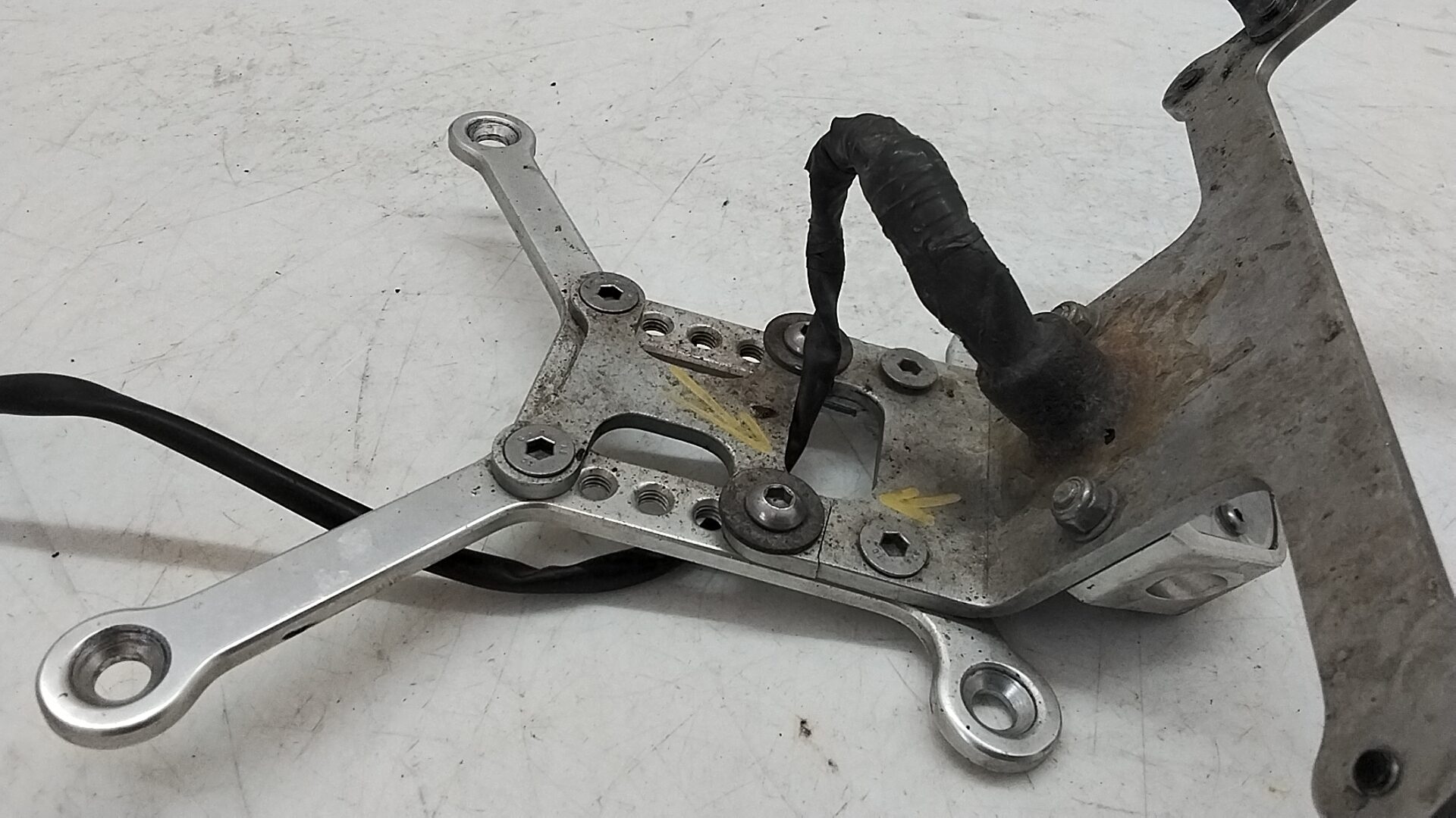 Kawasaki zx 6r 03 04 supporto portatarga racing rizoma da riparare