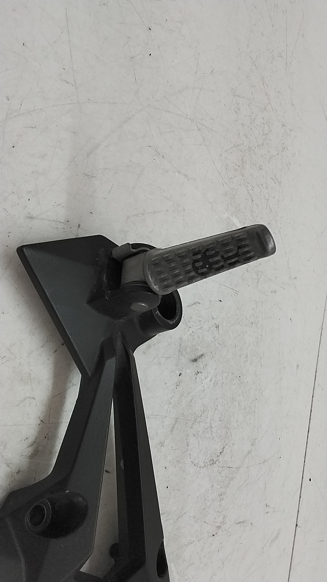Kawasaki z 1000 07 09 supporto pedana posteriore sinistra